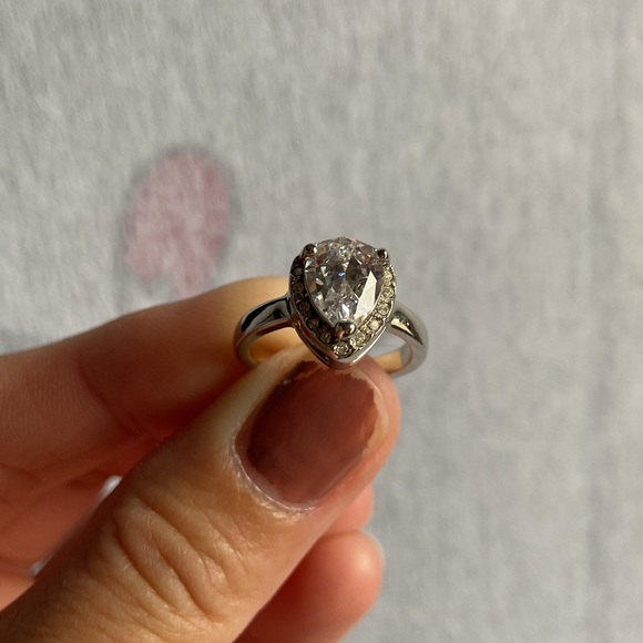 Beautiful silver like sparkly engagement ring - Picture 4 of 4